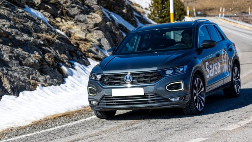 Com desglaçar el vidre del parabrises del cotxe